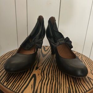 Indigo by Clark's black leather pump